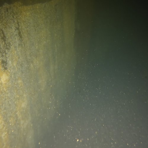 Sprinklertank-Inspektion: Stahltank, 15 Jahre – Inspektion Wandansicht Sedimentablagerungen Nahaufnahme